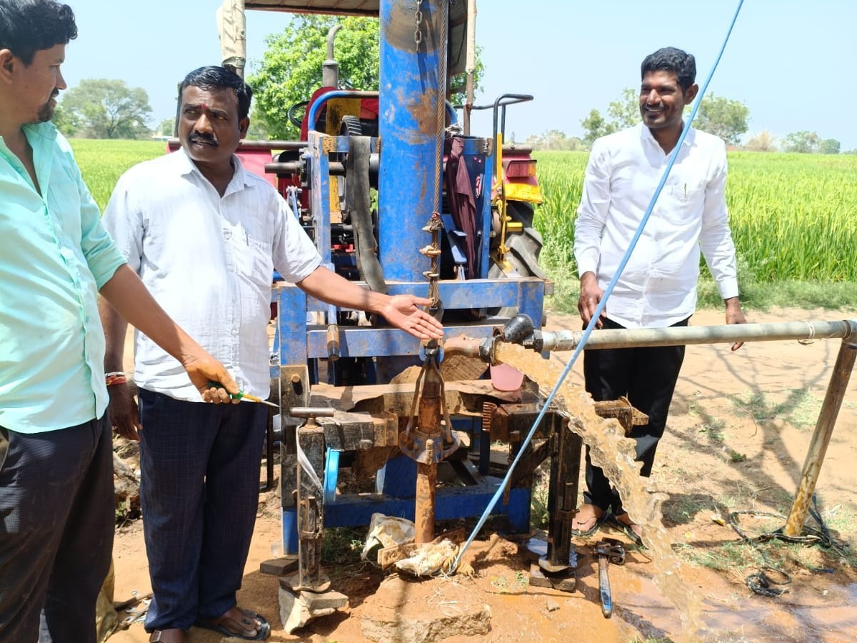 గ్రామంలో తాగునీటి సమస్య పరిష్కారానికి బోర్లు