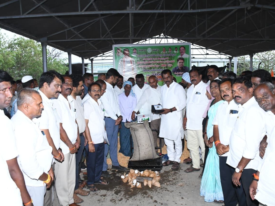 మొక్కజొన్న కొనుగోలు కేంద్రం ప్రారంభించిన ఎమ్మెల్యే