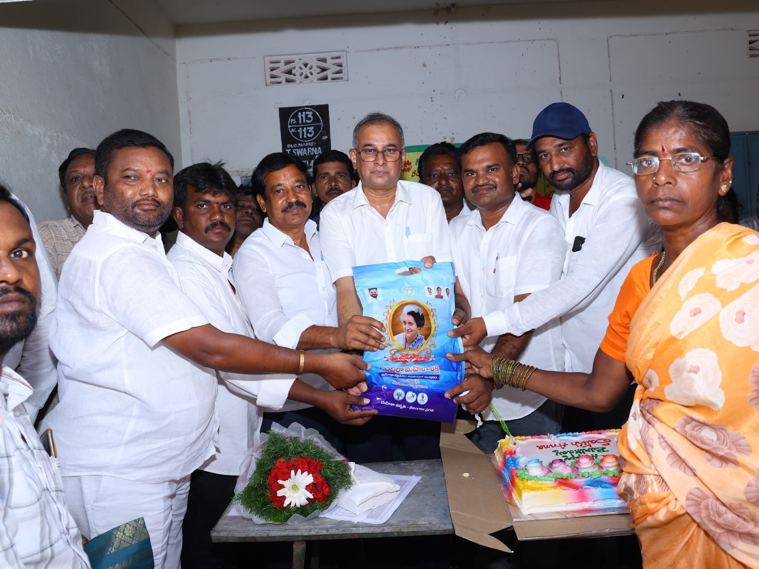 ఇందిరమ్మ చీరలు పంపిణీ చేసిన ఎంపీ