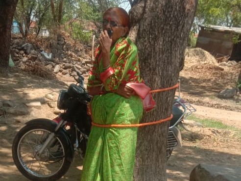 అంగన్వాడీ టీచర్‌ను చెట్టుకు బంధించి వేధింపులు