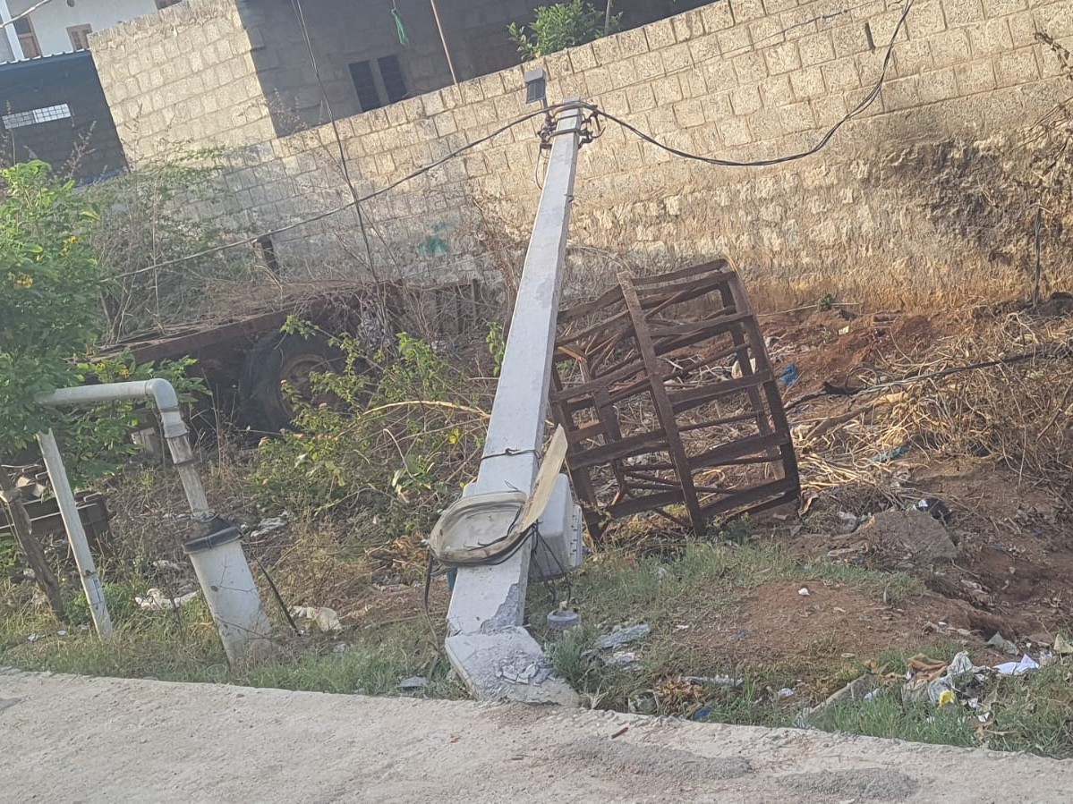 ట్రాక్టర్ ఢీకొని విరిగిన విద్యుత్ స్తంభం