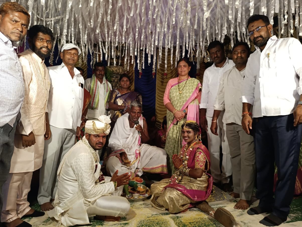 వధూవరులను ఆశీర్వదించిన.. మార్కెట్ ఛైర్మన్