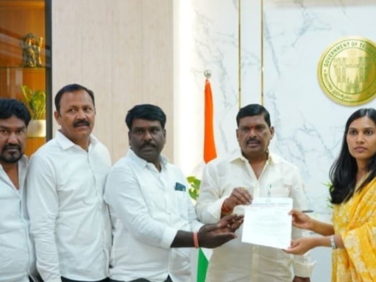 MLAని అభినందిస్తున్న పటాన్‌చెరు మేధావుల బృందాలు