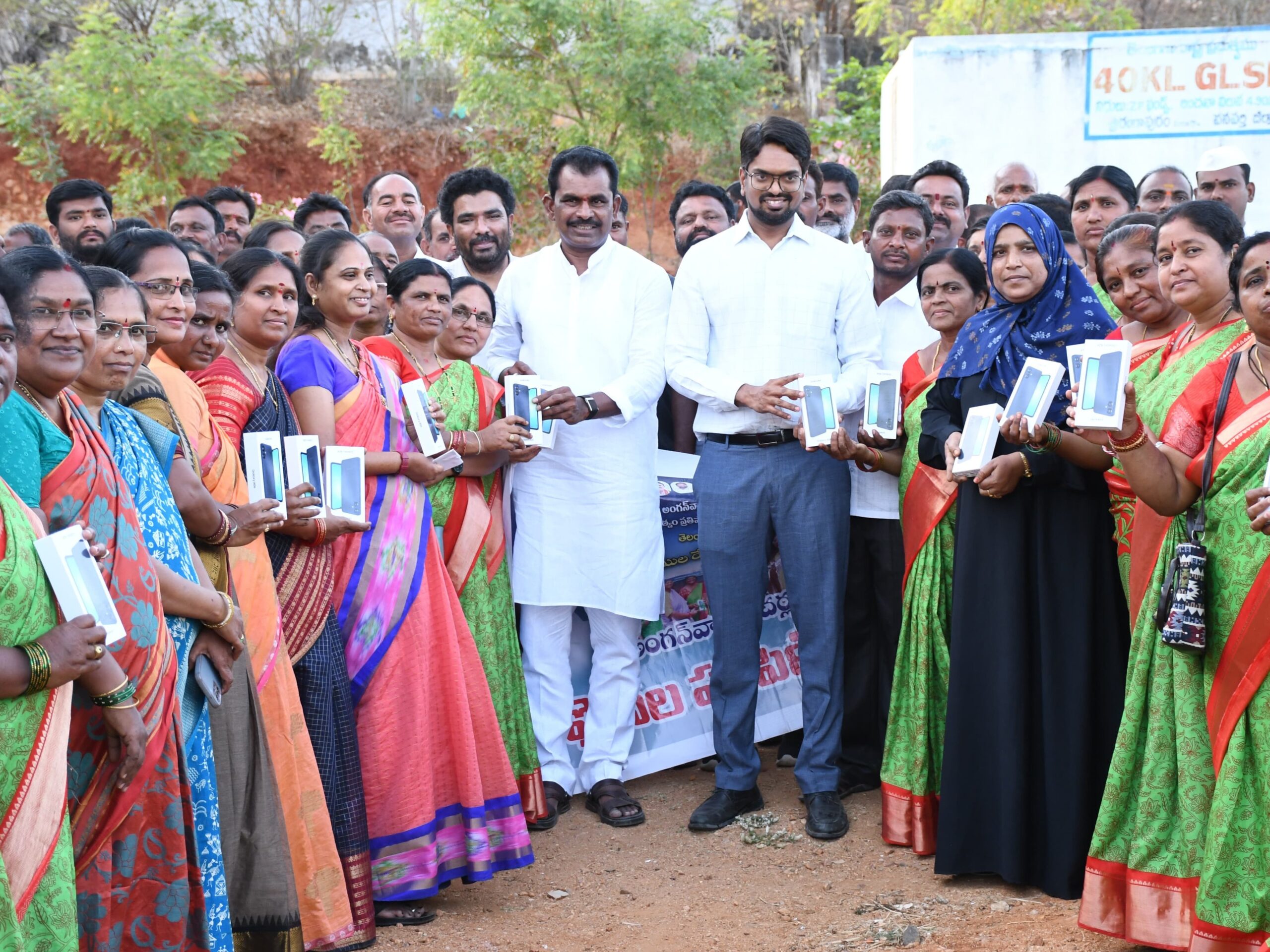 అంగన్వాడీలకు స్మార్ట్ ఫోన్ల పంపిణీ