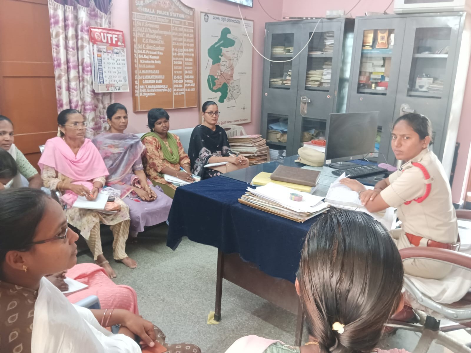 గ్రామ మహిళా సంరక్షణ కార్యదర్శులతో పోలీసుల సమీక్ష
