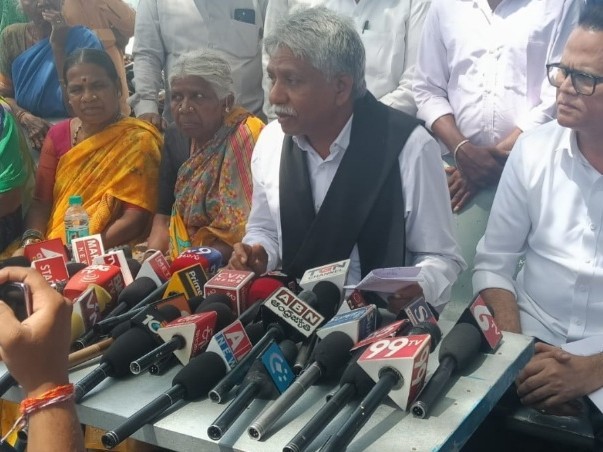 ‘భూముల జోలికొస్తే చాకలి అయిలమ్మ అవుతారు’