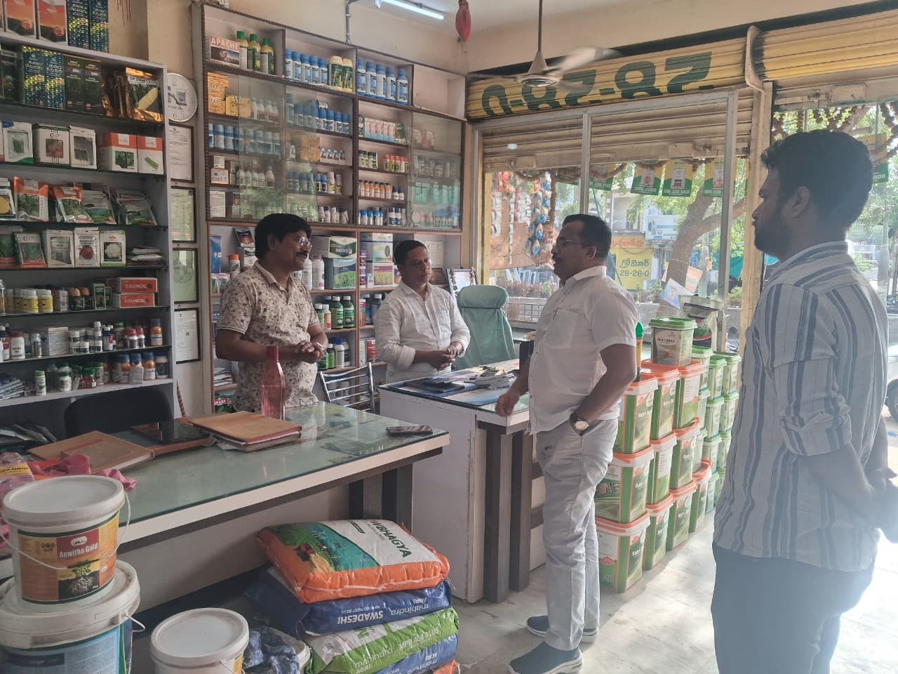 ఎరువుల దుకాణాలు తనిఖీ