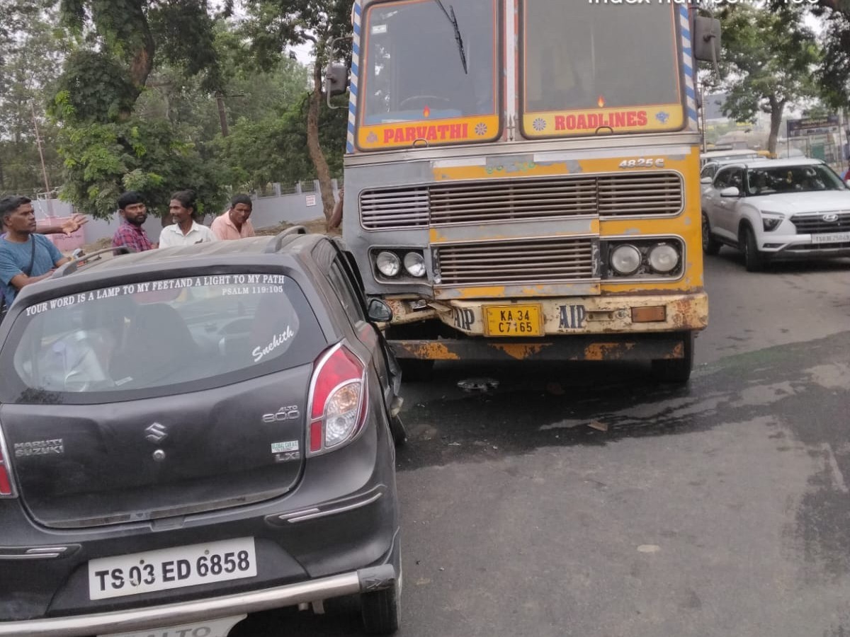 వరంగల్‌లో ప్రమాదం కారును ఢీకొట్టిన లారీ