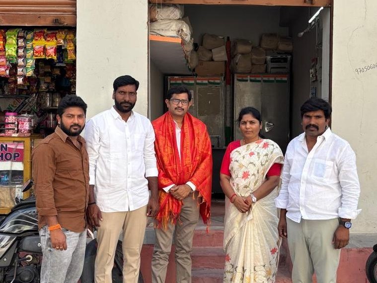 లేబర్ ఆఫీసర్‌ను కలిసిన జిల్లా మహిళా కాంగ్రెస్ ప్రెసిడెంట్