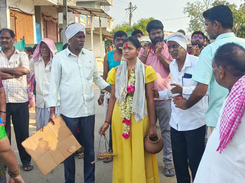 తండ్రికి తలకొరివి పెట్టిన కూతురు.. గ్రామస్తుల కన్నీళ్లు