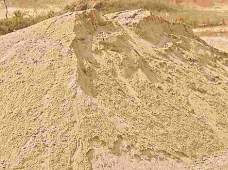 పూర్తిగా నిలిచిపోయిన ఇందిరమ్మ ఇళ్ల నిర్మాణం