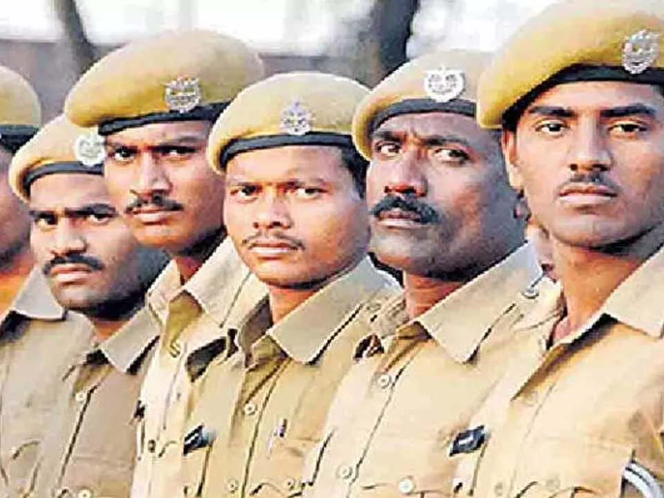 విజయవాడలో జీతాలు రాక హోంగార్డులు అవస్థలు