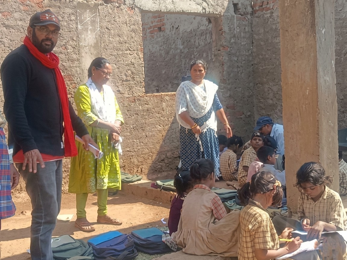 విద్యార్థులకు.. ఎండలో విద్యాభ్యాసం..!