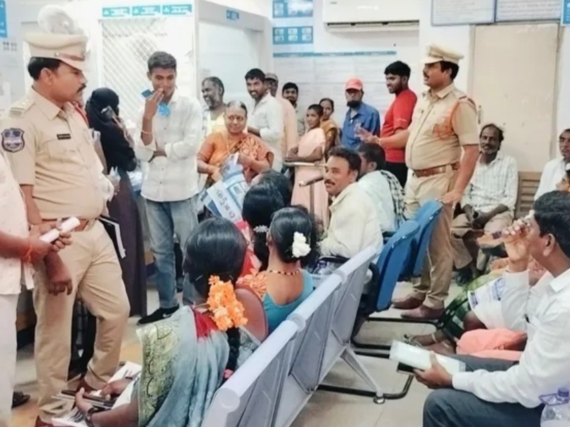 బ్యాంకులు ఎటీఎంల వద్ద పోలీసుల ఆకస్మిక తనిఖీలు