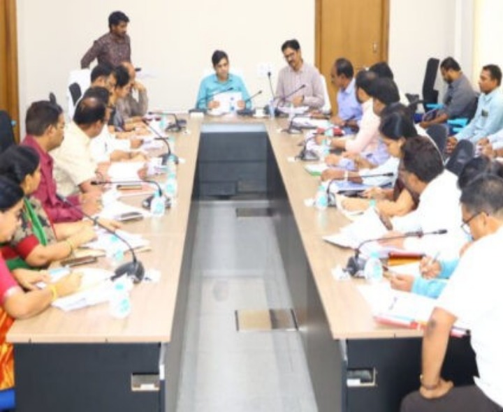 భూ భారతిపై సమీక్ష నిర్వహించిన కలెక్టర్