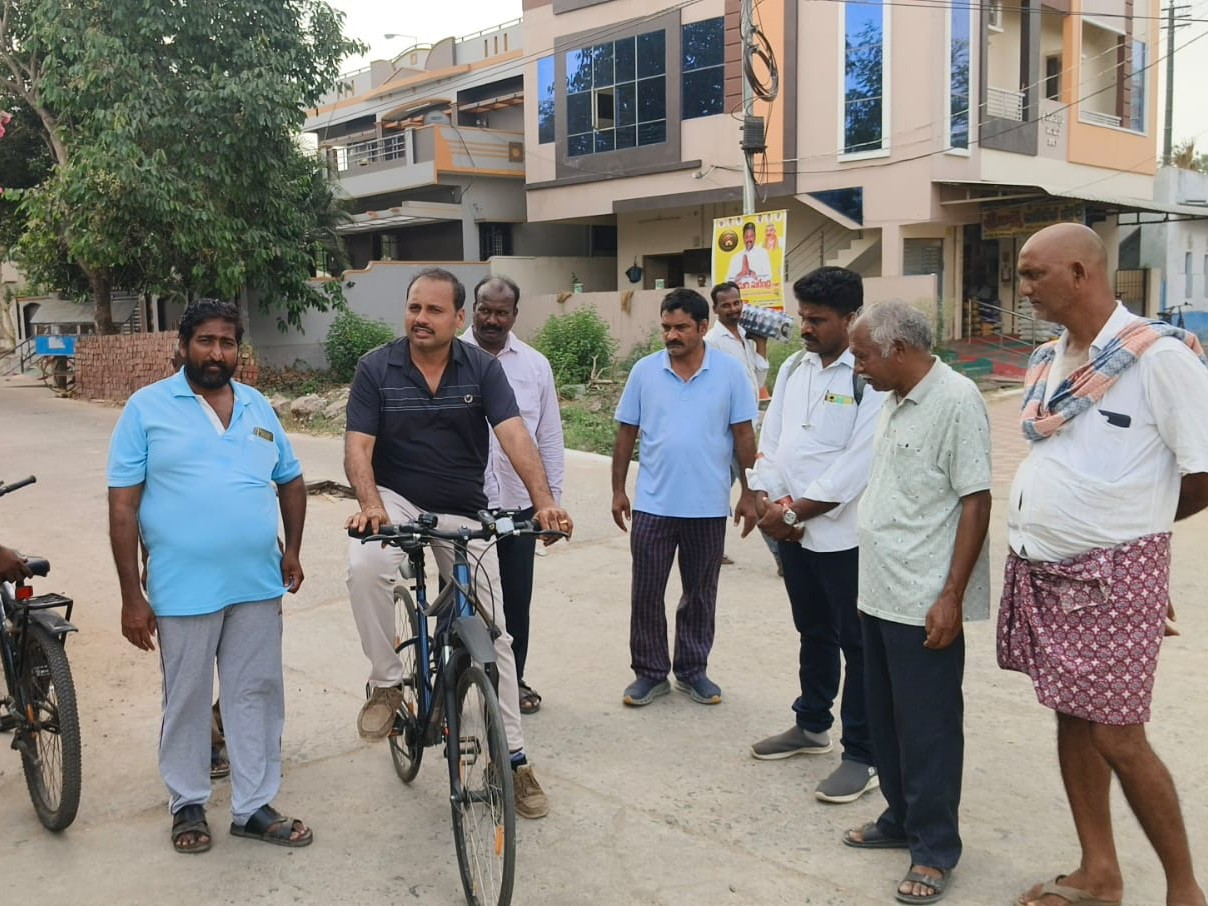 సైకిల్‌పై స్పెషల్ ఆఫీసర్  తనిఖీలు