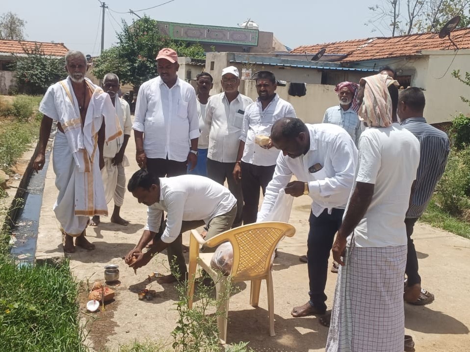 మురికి కాల్వల నిర్మాణానికి భూమి పూజ