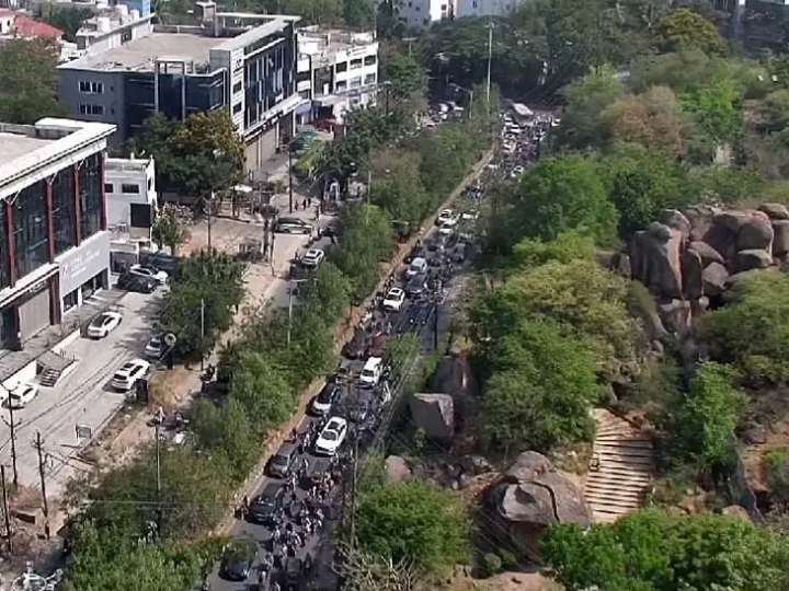 జూబ్లీహిల్స్ చెక్‌పోస్ట్ వద్ద భారీ ట్రాఫిక్ జామ్