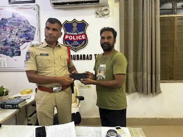 పోగొట్టుకున్న మొబైల్‌ను అందజేసిన సీఐ