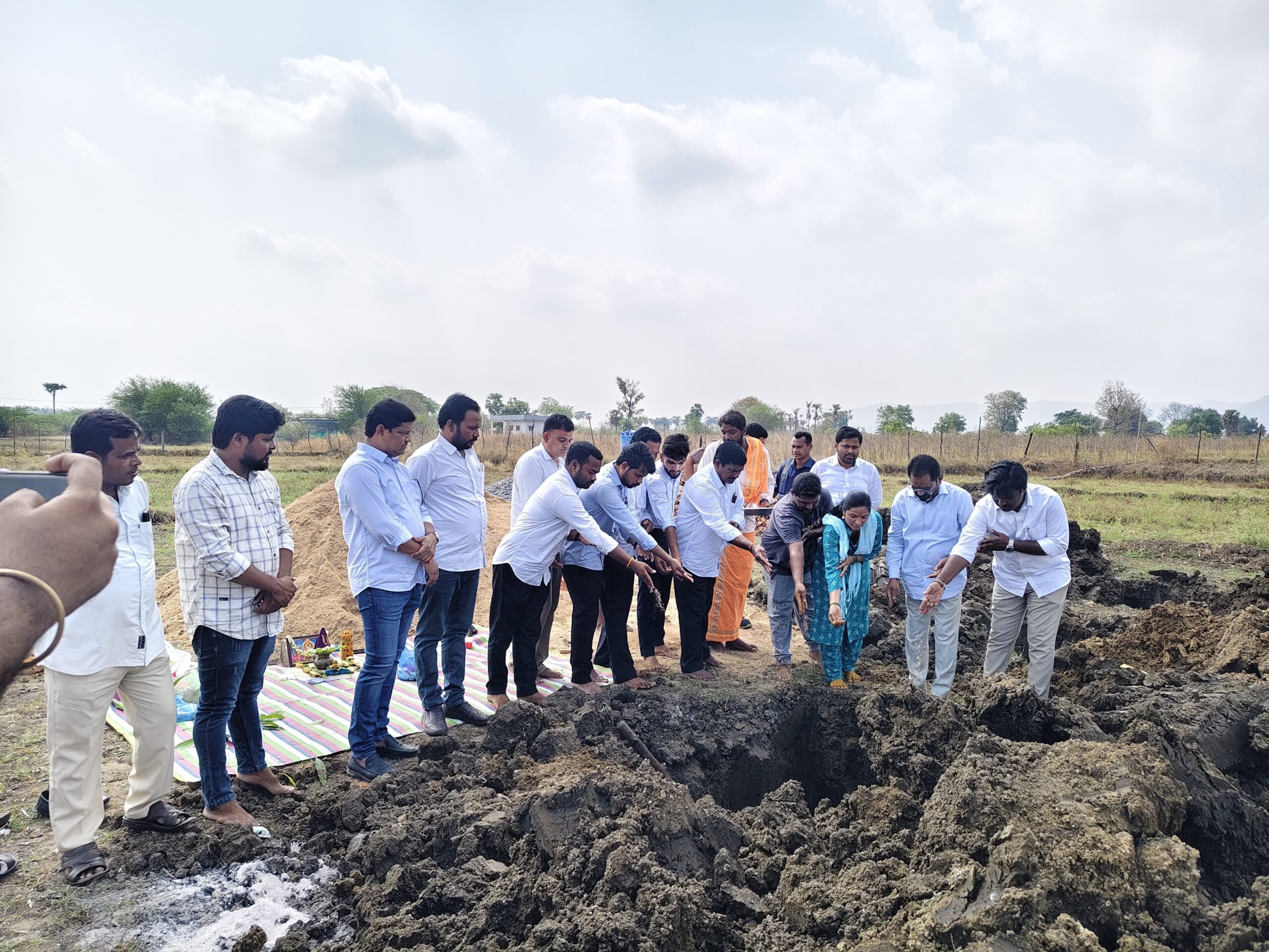 ఇందిరమ్మ ఇంటికి భూమి పూజ చేసిన ఎమ్మెల్యే