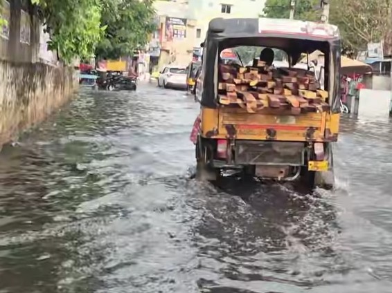 రోడ్డా? చెరువా?.. తునిలో వింత పరిస్థితి..!