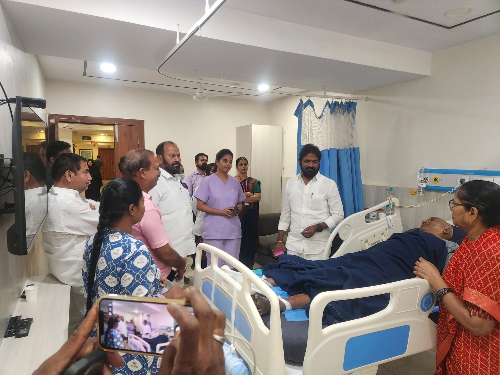 కార్యకర్తను పరామర్శించిన మాజీమంత్రి శ్రీనివాస్ గౌడ్