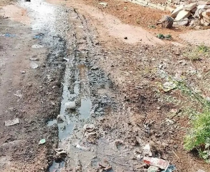 రోడ్డుపై మురుగు నీరు.. ఇబ్బందుల్లో గ్రామస్తులు