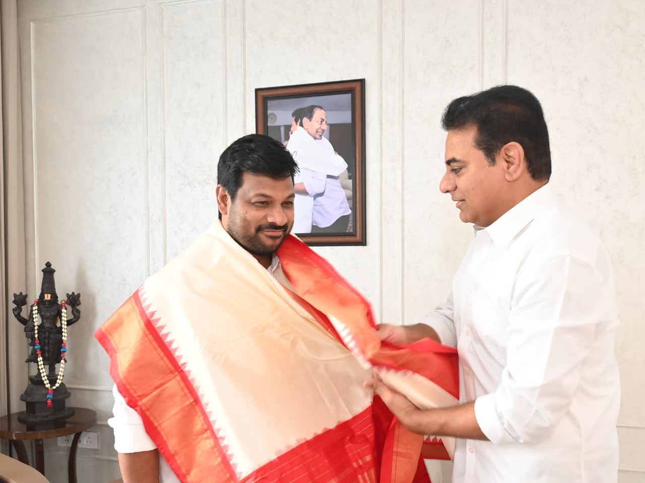 భూక్యా జాన్సన్ నాయక్‌ను సన్మానించిన KTR