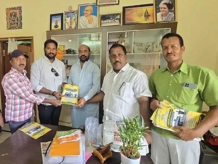 ప్రముఖులకు ఆలయ ఆహ్వాన పత్రికల అందజేత