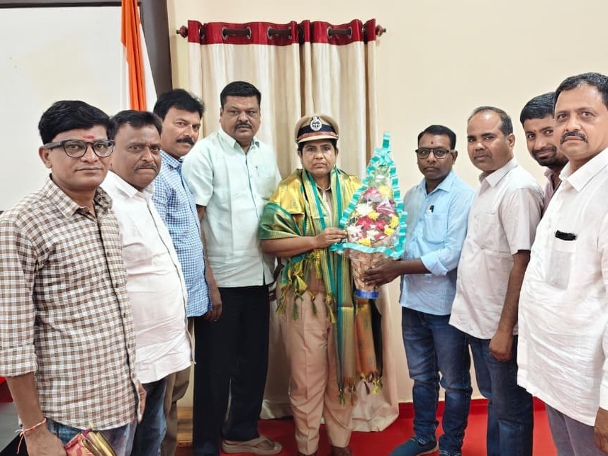 జిల్లా ఎస్పీని కలిసిన టియుడబ్ల్యుజే నాయకులు