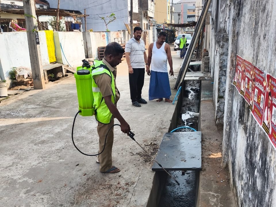 పారిశుద్ధ్యంపై దృష్టి సారించిన కార్పోరేటర్