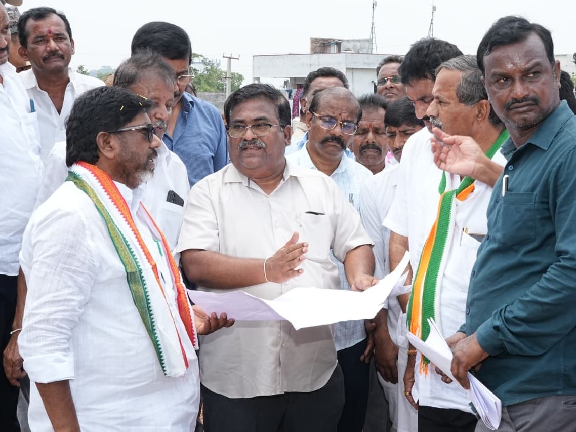 ఆసుపత్రి భవన నిర్మాణాన్ని పరిశీలించిన డిప్యూటీ సీఎం