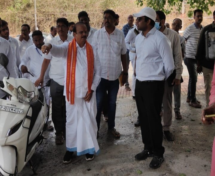 చందనోత్సవ ఏర్పాట్లను పరిశీలించిన కలెక్టర్