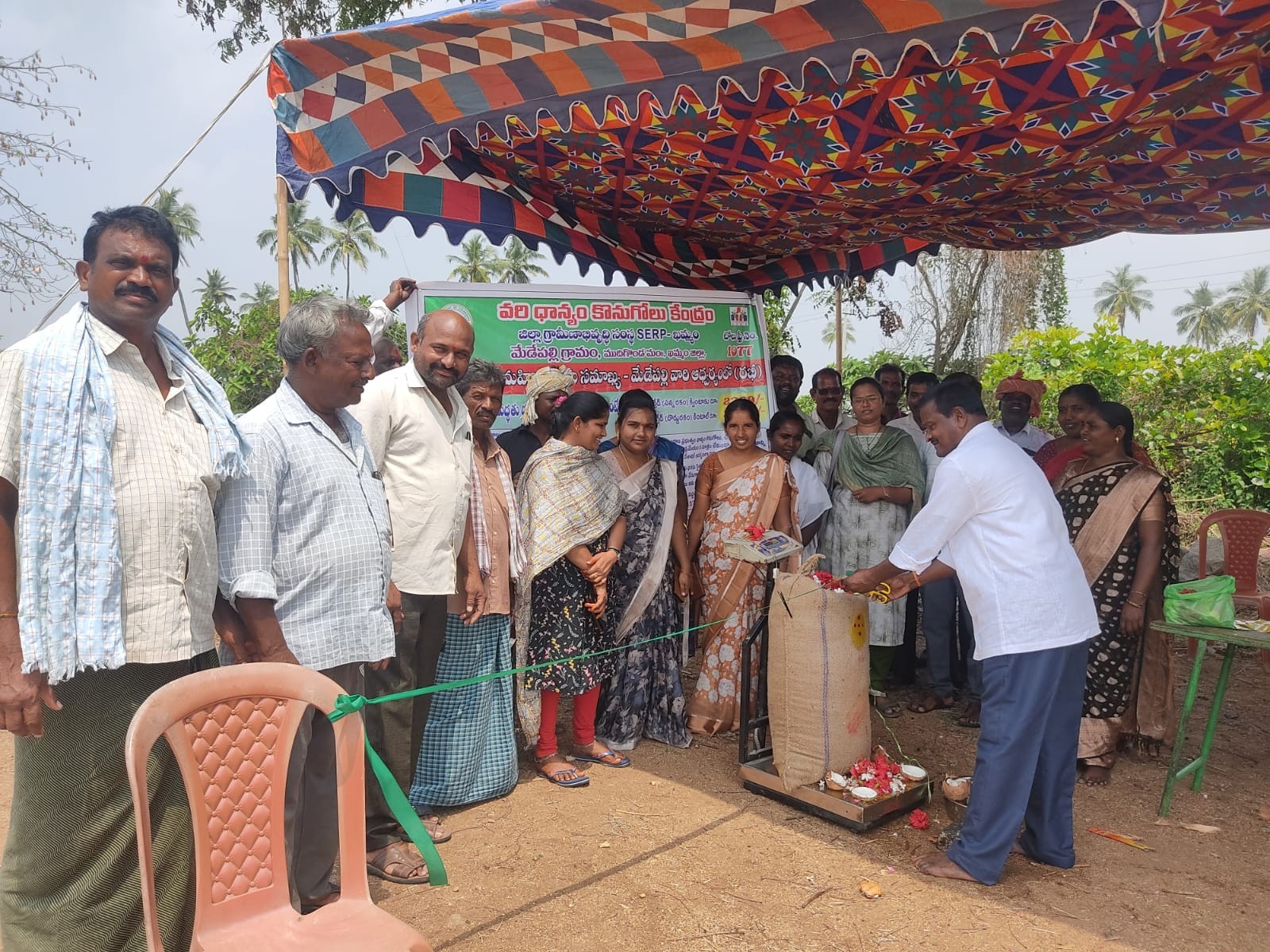 ధాన్యం కొనుగోలు కేంద్రాన్ని ప్రారంభించిన సర్పంచ్