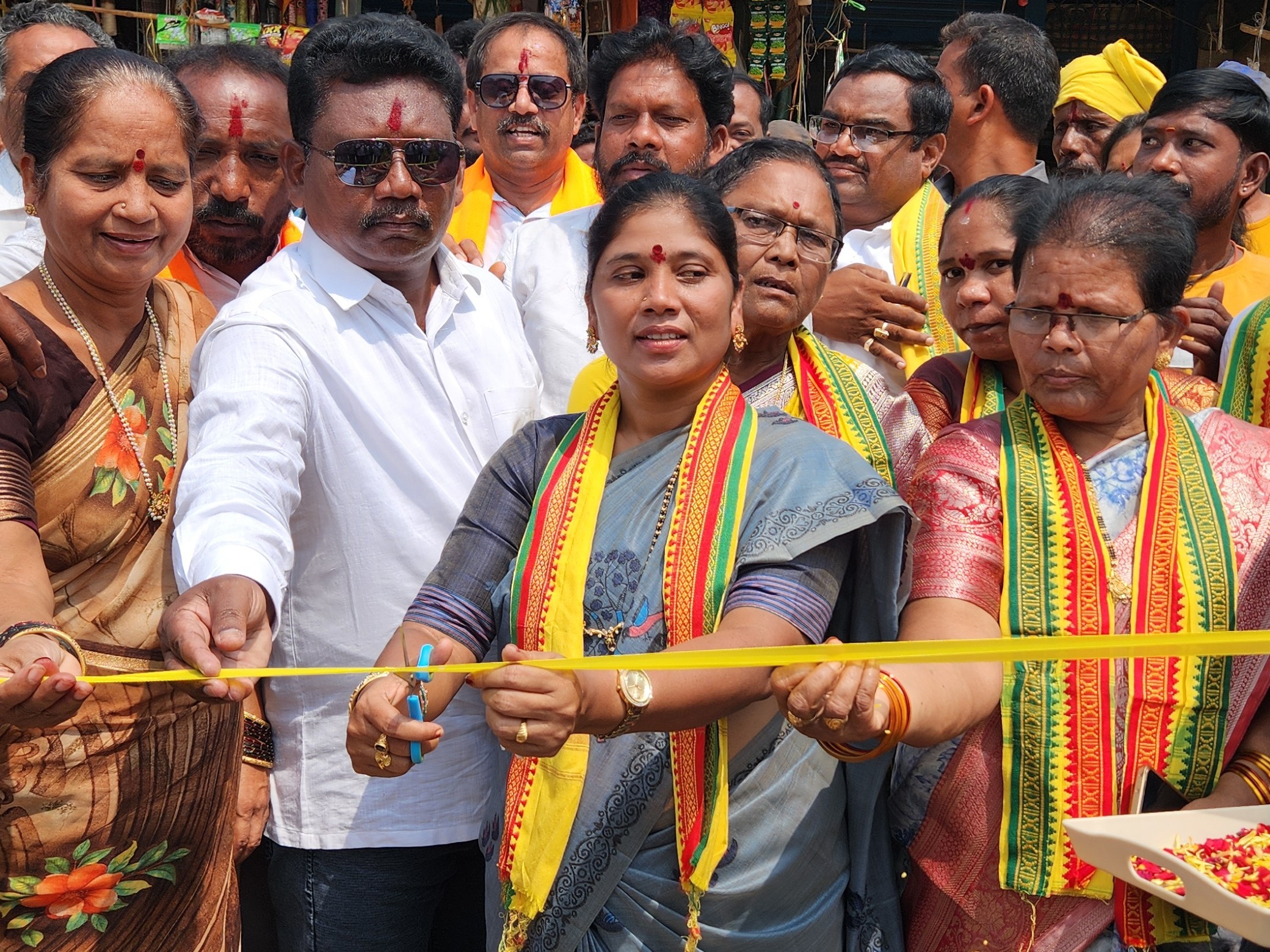 సీసీ రోడ్డు నిర్మాణాన్ని ప్రారంభించిన ఎమ్మెల్యే