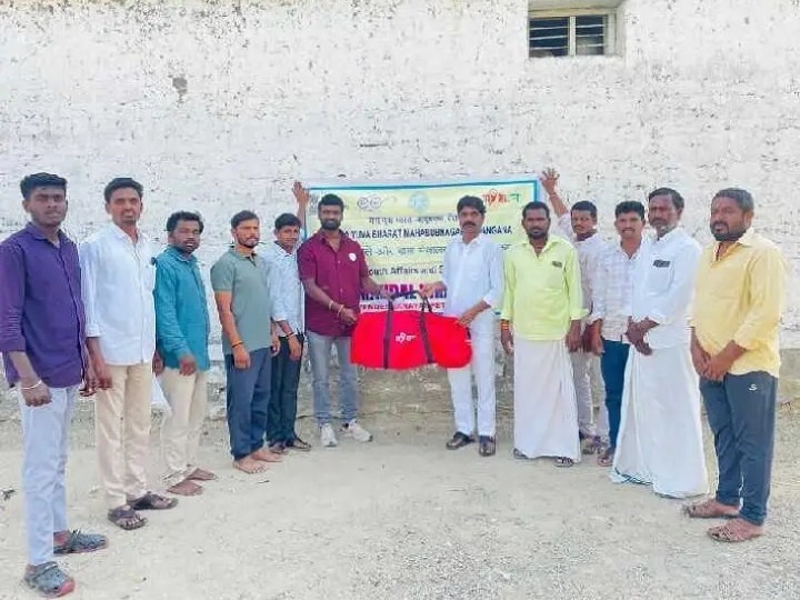 మేరా యువభారత్ ఆధ్వర్యంలో క్రీడా సామగ్రి పంపిణీ