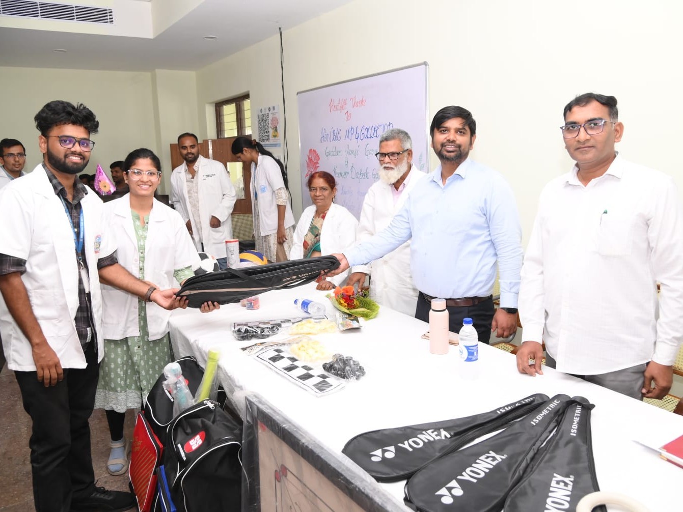 మెడికల్ విద్యార్థులకు క్రీడా సామాగ్రి పంపిణీ