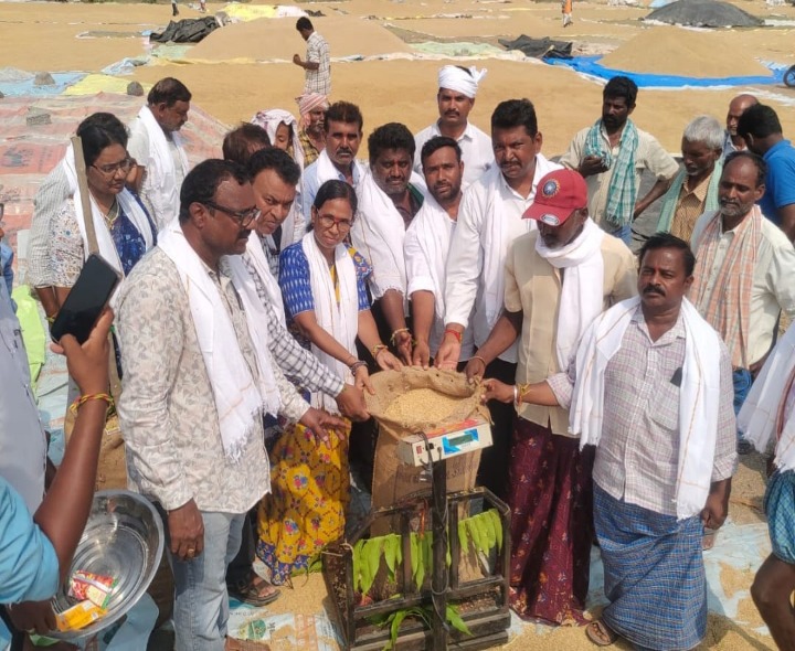 ధాన్యం కొనుగోలు కేంద్రాన్ని ప్రారంభించిన సర్పంచ్..