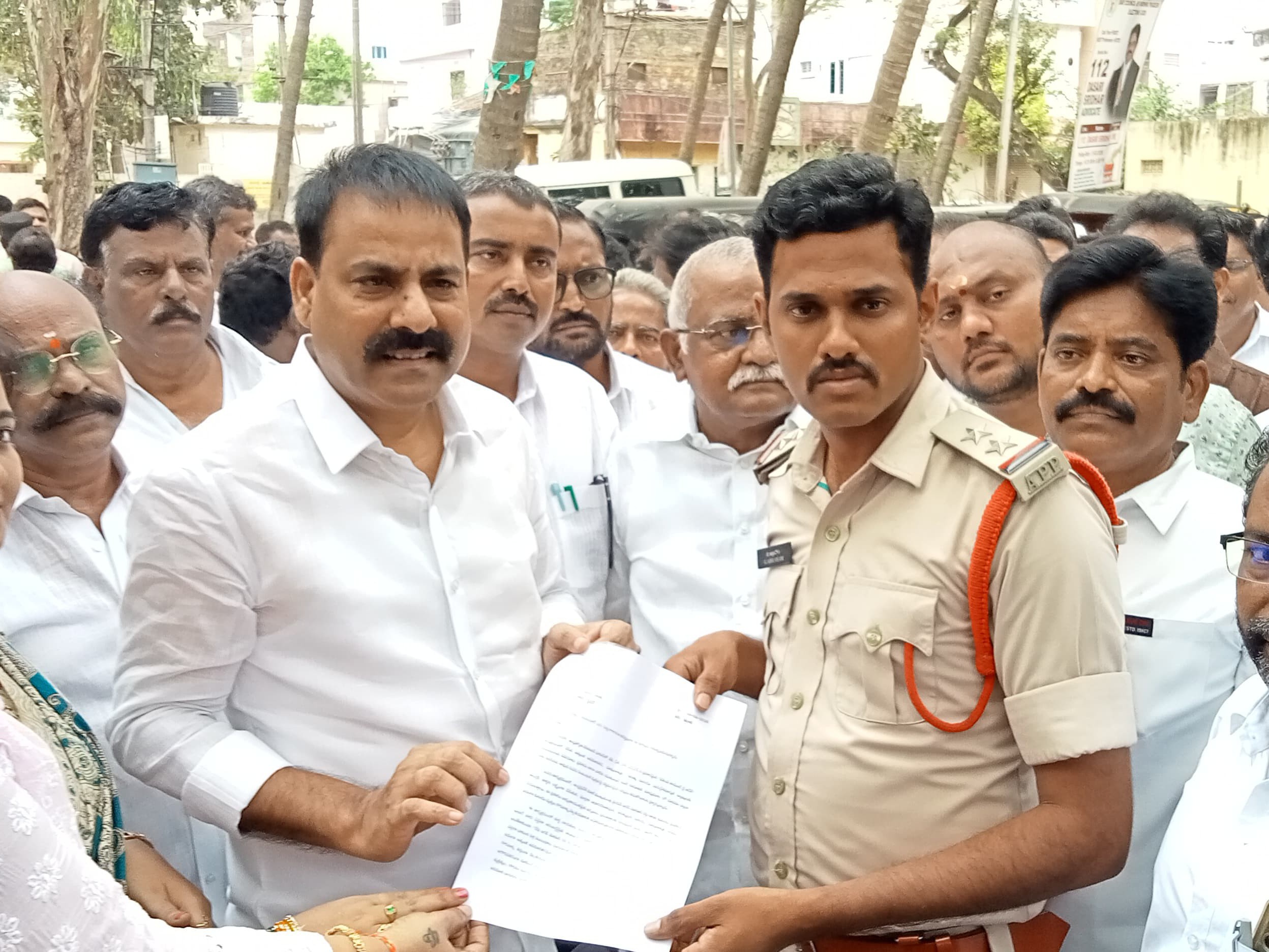 ABN రాధాకృష్ణపై  పోలీసులకు ఫిర్యాదు