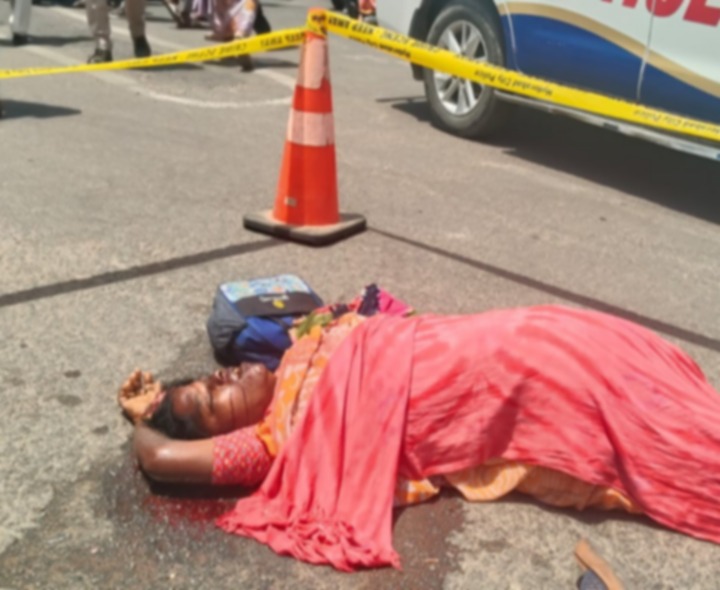 బస్సు ఢీకొని పారిశుద్ధ్య కార్మికురాలు మృతి