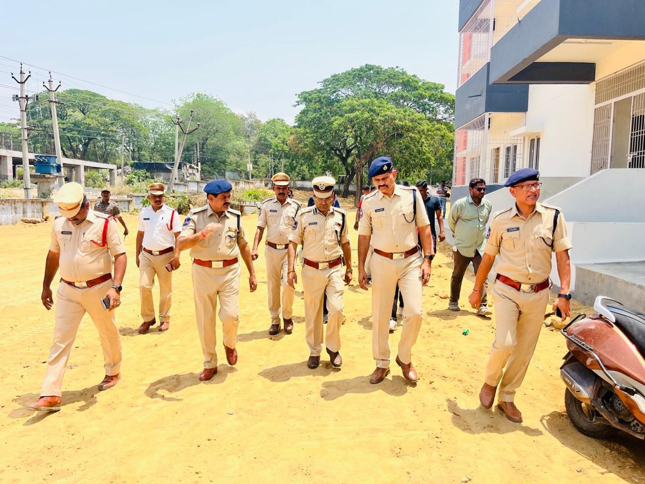 సాయుధ బలగాల క్వార్టర్స్ పరిశీలించిన సీపీ