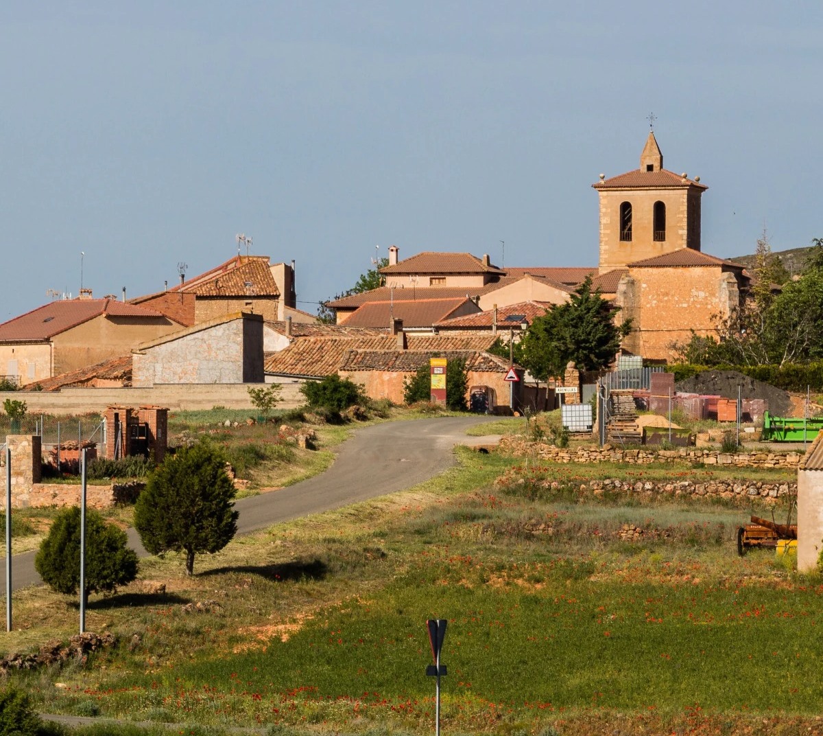 ఫ్రీగా ఇల్లు, ఉద్యోగం.. ఎక్కడో తెలుసా?