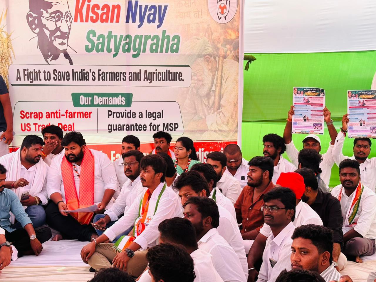 కిసాన్ న్యాయ సత్యాగ్రహ దీక్షలో పాల్గొన్న నేతలు