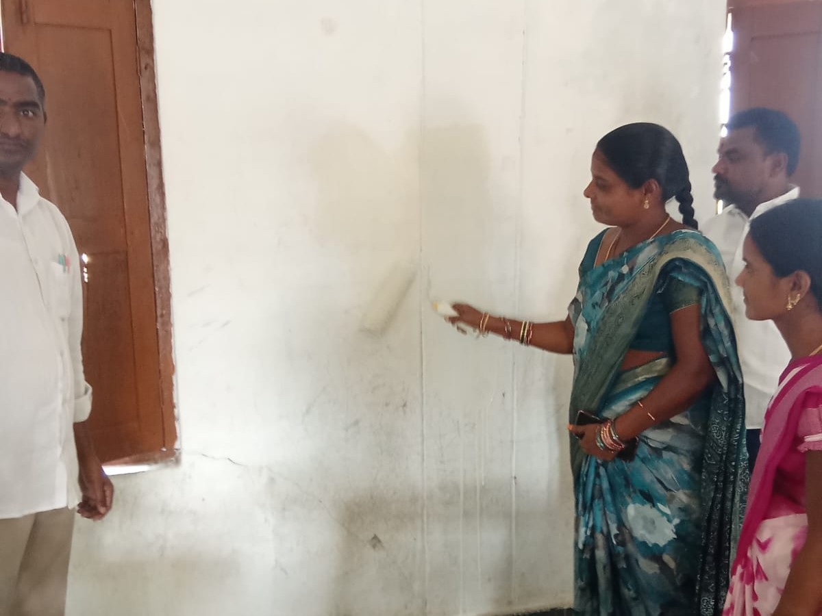 ప్రభుత్వ పాఠశాలకు రంగులు వేయించిన సర్పంచ్