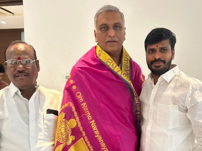 హరీష్ రావును కలిసిన మాజీ కార్పొరేటర్