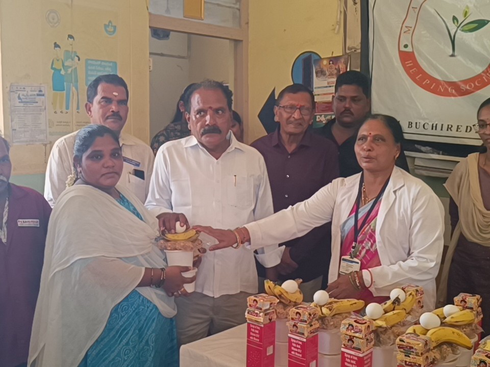 గర్భిణీ మహిళలకు పౌష్టికాహారం అందజేత