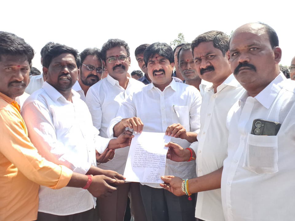 ‘గురుకుల పాఠశాల తరలింపును ఆపాలి’