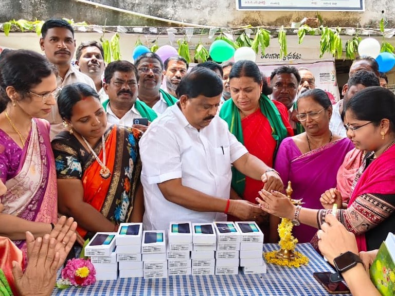 అంగన్వాడీ టీచర్లకు 5జి స్మార్ట్ ఫోన్ల పంపిణీ