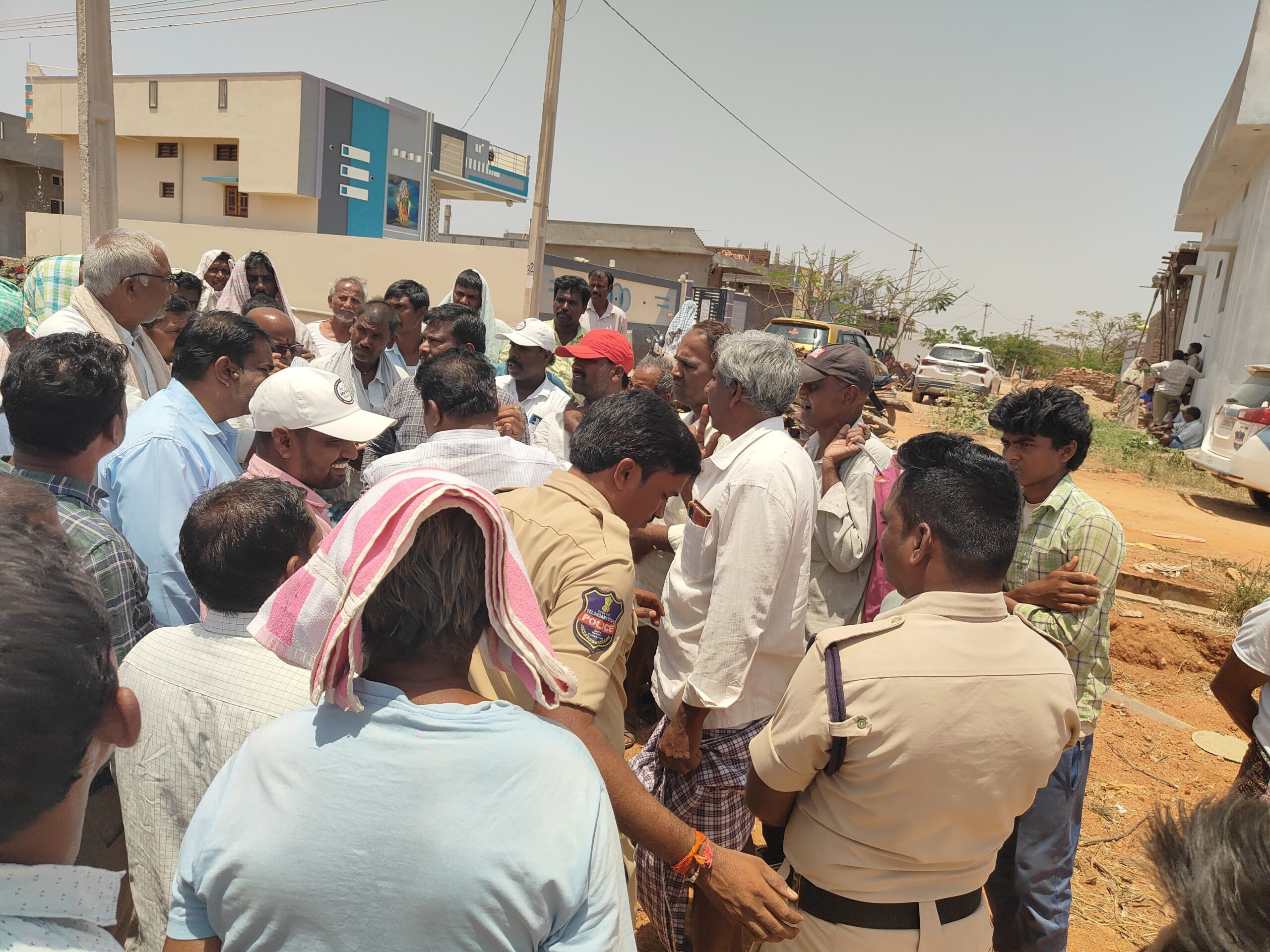 ఎర్రగడ్డ విషయంలో అధికారులు పోలీసుల మధ్య వాగ్వాదం