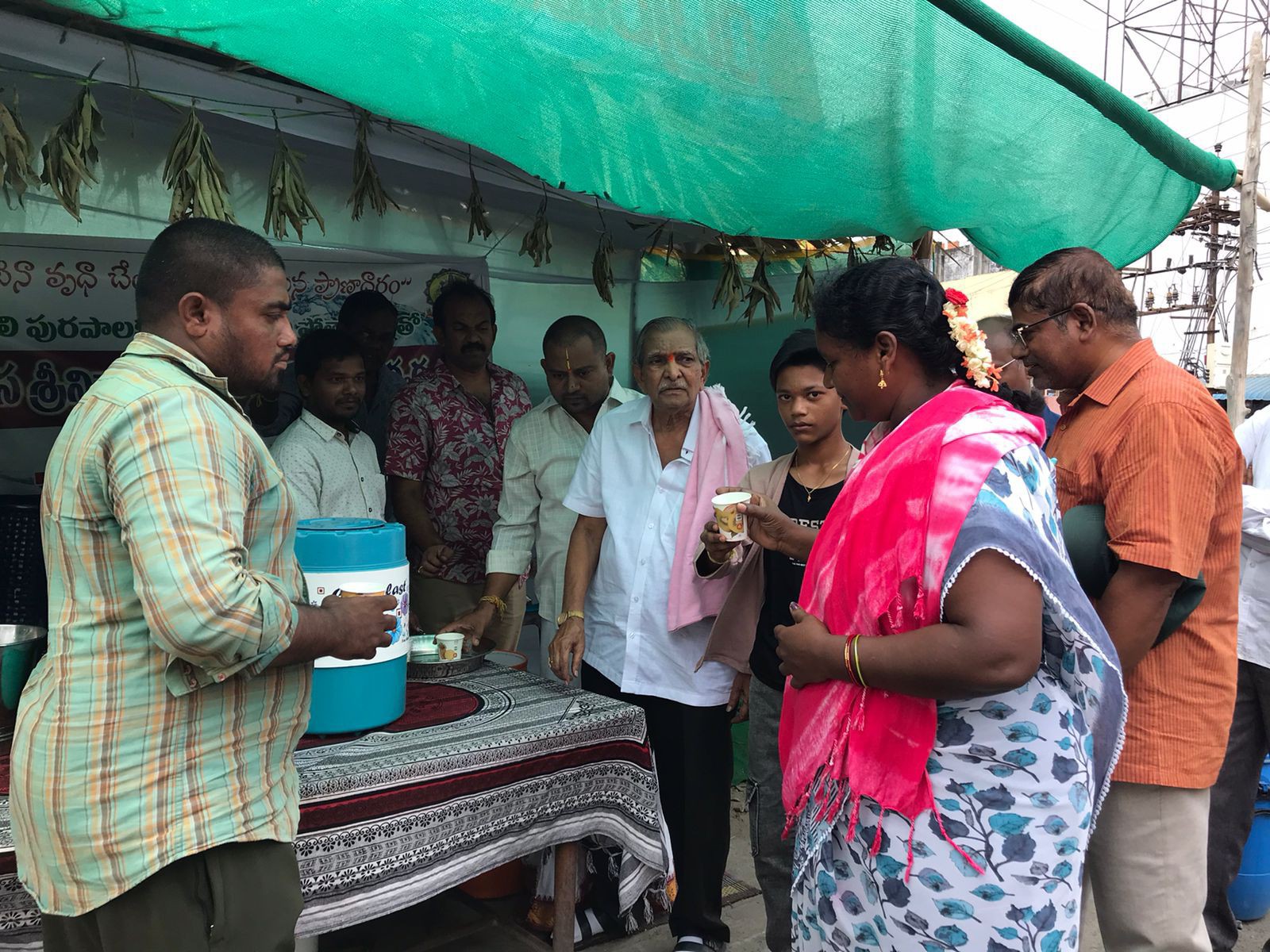 ప్రజల దాహార్తిని తీర్చేందుకు చలివేంద్రం ఏర్పాటు.!